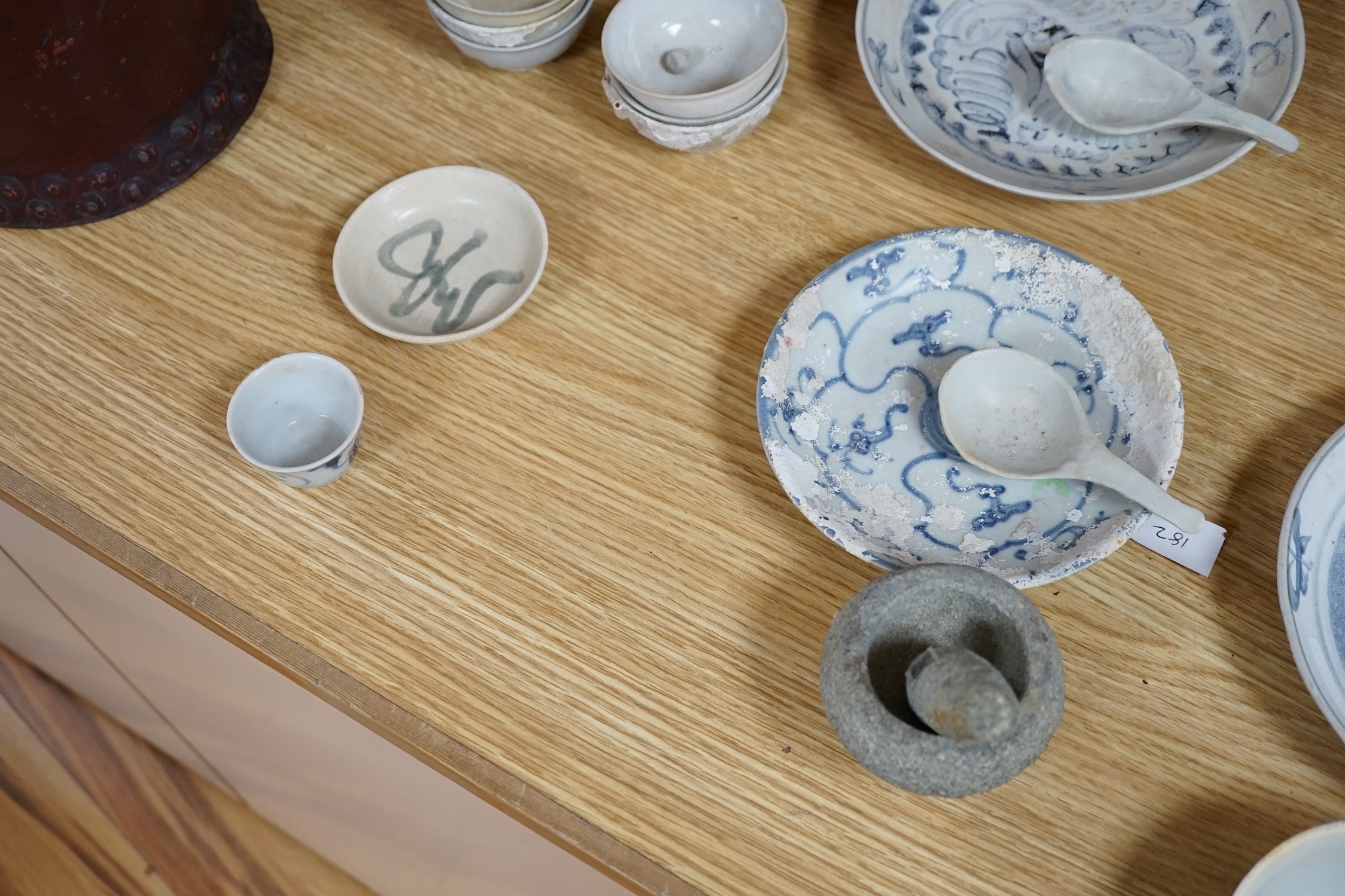 A group of Chinese Tek Sing cargo wares, including blue and white or enamelled plates, bowls, spoons, tea bowls, etc. (42)